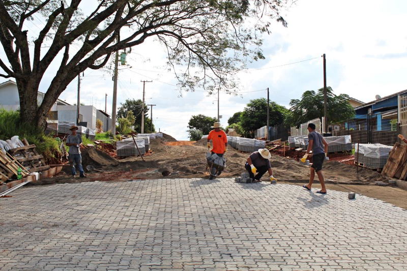 Obras de pavimentação com blocos intertravados são retomadas